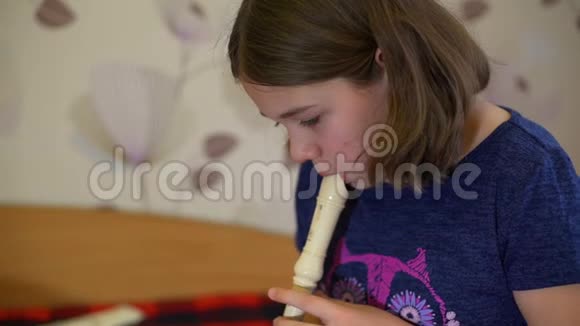 在家练习吹笛的女孩视频的预览图
