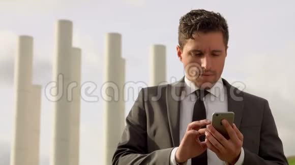 成功的年轻商人用手机聊天视频的预览图