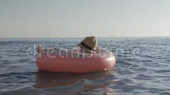 暑假在海上放松的儿童视频的预览图