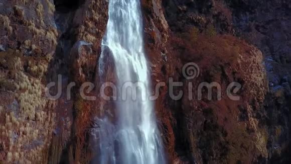 不丹东部Namling瀑布的空中拍摄视频的预览图
