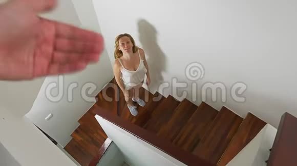 穿着运动鞋的女人沿着木梯奔跑视频的预览图