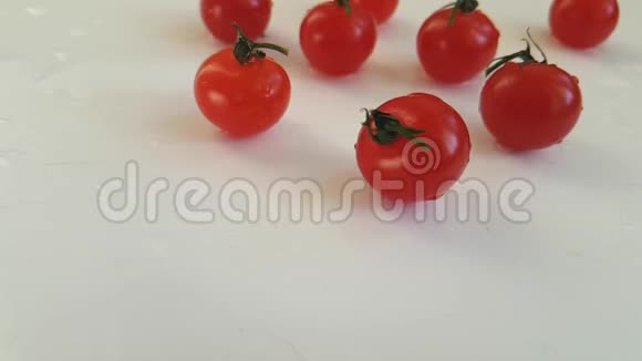 西红柿樱桃水新鲜健康产品白色背景下降慢动作视频的预览图