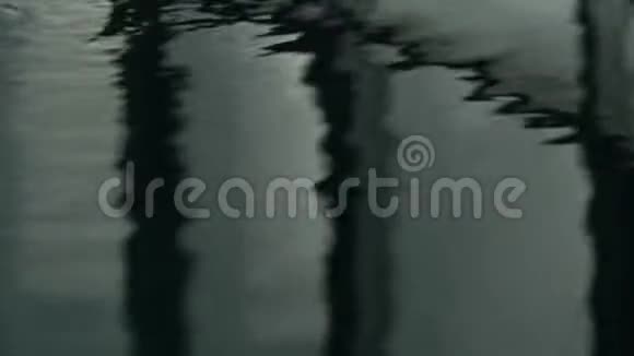 游泳池窗户的反光黑暗的涟漪水4K视频的预览图