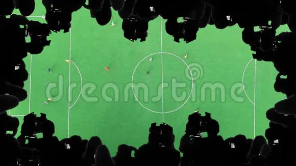 电视摄制组播放足球赛体育频道现场直播视频的预览图