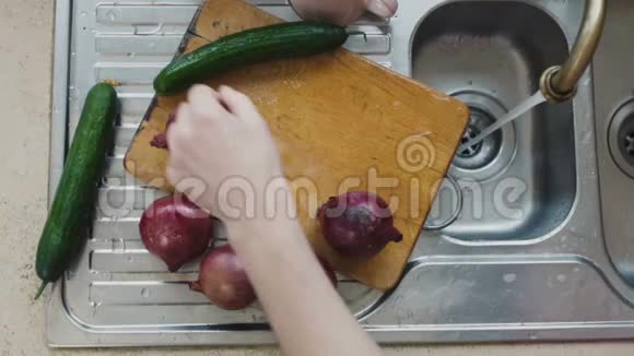 男人用慢洗黄瓜做沙拉视频的预览图