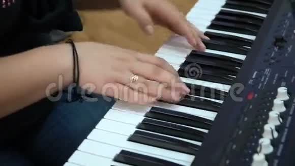 弹钢琴的年轻女子视频的预览图