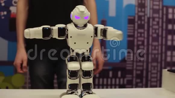 现代机器人技术机器人移动他的手人工智能视频的预览图