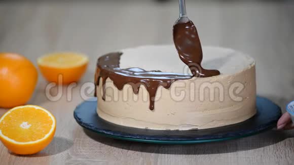 巧克力蛋糕上的糖霜现代蛋糕糖果师装饰蛋糕视频的预览图