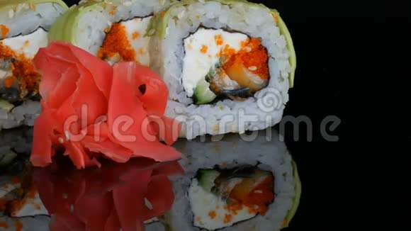绿龙寿司卷和粉红姜寿司卷与鲑鱼蔬菜和鳄梨特写日本餐厅菜单视频的预览图