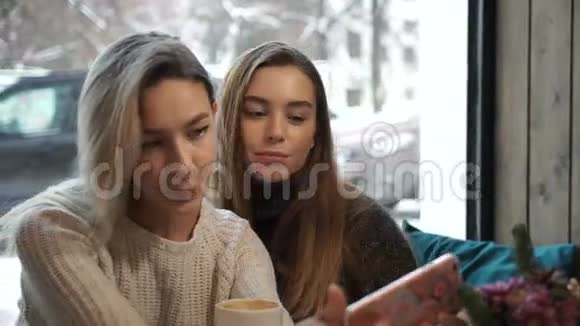女孩们在咖啡馆里自拍视频的预览图