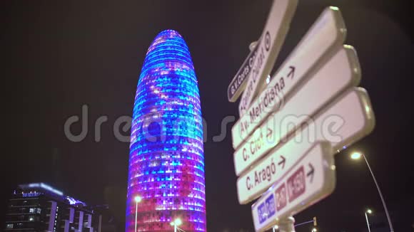 TorreAgbar办公大楼在夜间闪烁着五颜六色的LED灯视频的预览图