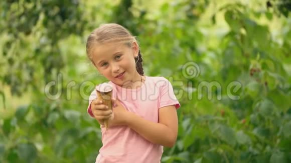 孩子吃冰淇淋视频的预览图
