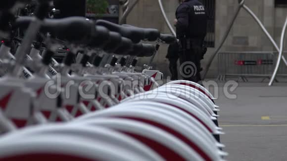警察在城市巡逻并在自行车停车场附近提供保安视频的预览图