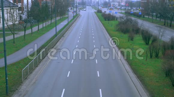 沉睡的街区是一条空荡荡的路有时汽车还在行驶视频的预览图