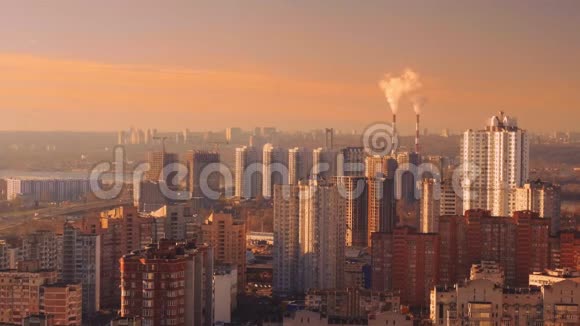 冬天的现代城市从屋顶俯瞰一座高楼城市的交通视频的预览图