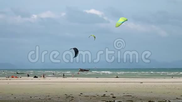 人们在刮风的天气里风筝冲浪视频的预览图