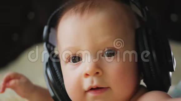 带着耳机的小宝宝视频的预览图