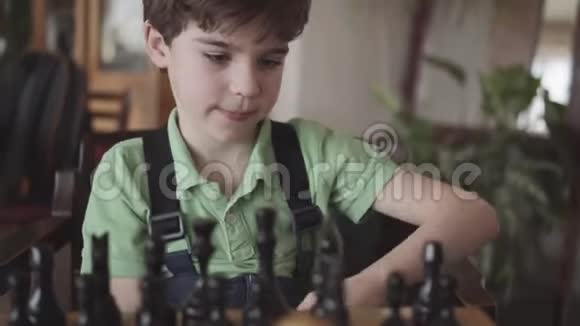 一个六岁的男孩在棋盘上排列数字视频的预览图