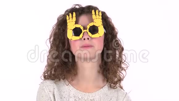 小女孩戴着滑稽的眼镜跳舞白色背景视频的预览图