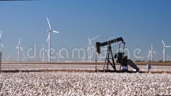 棉花种植区绿色能源农场田间风力发电油泵视频的预览图
