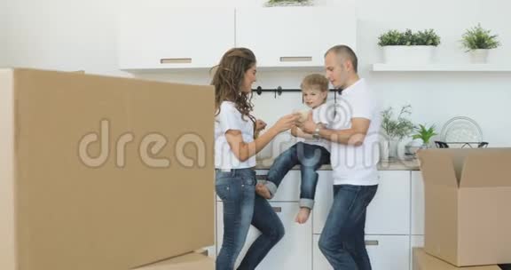 家庭放松和笑后从家里拆箱移动英俊的父亲和母亲玩耍拥抱他们视频的预览图