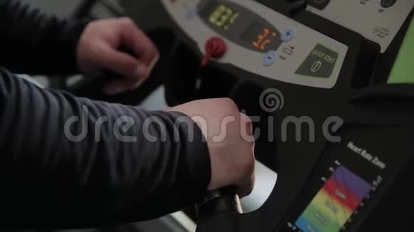 健身房跑步机上的成人超重男子视频的预览图