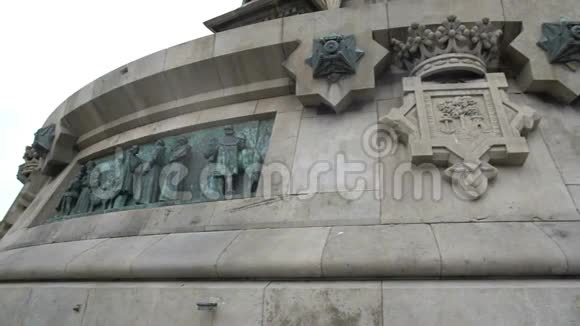 巴塞罗那的哥伦布纪念碑基座上的青铜浮雕板视频的预览图