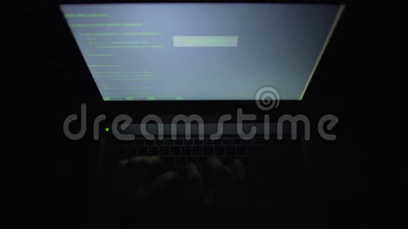 电脑黑客夜间在键盘上输入文本允许访问系统破坏视频的预览图