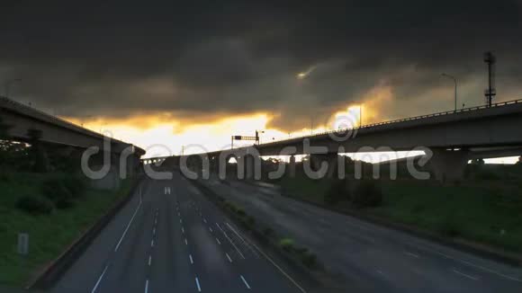 夜间拍摄的时间间隔日落时高速公路和汽车灯光小径视频的预览图
