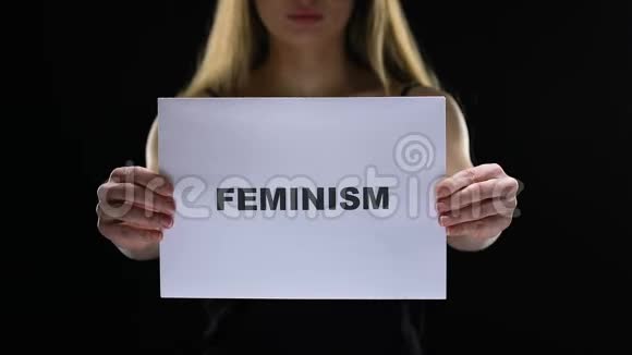 女性手握女权主义标志为女性社会权利和平等而奋斗视频的预览图