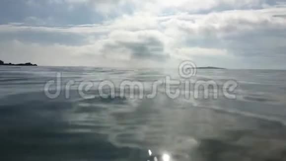 从海水表面拍摄视频视频的预览图
