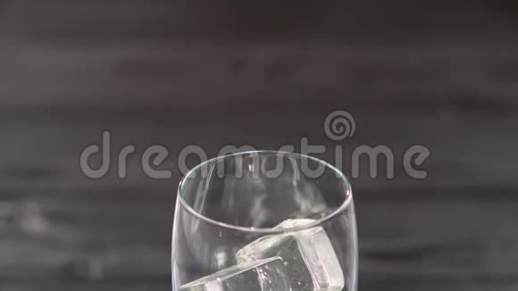 可乐倒入玻璃与冰块它溢出泡沫流过边缘关门视频的预览图