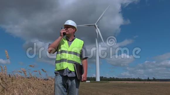 风力涡轮机旁对讲机上的电工视频的预览图