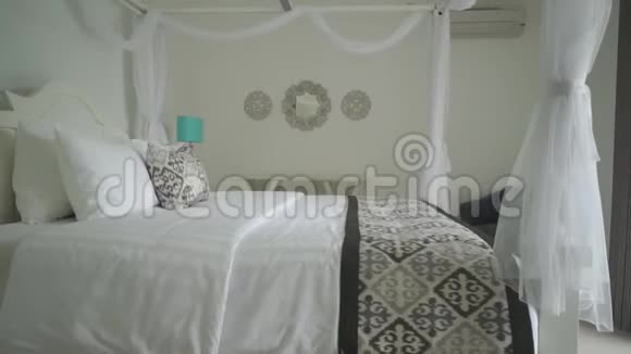 豪华卧室中的特大床采用白色奇妙色彩设计房间内有一张白色床视频的预览图