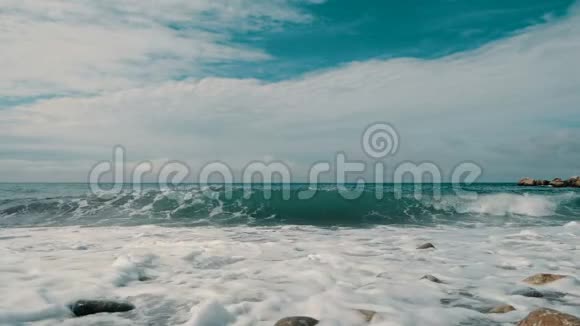 海浪拍打在石头上缓慢地喷洒克里米亚美丽的海滩有石头和沙子视频的预览图