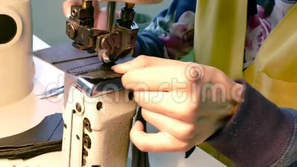 缝纫机工人缝制皮革零件视频的预览图