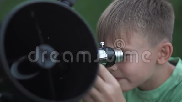孩子用望远镜视频的预览图