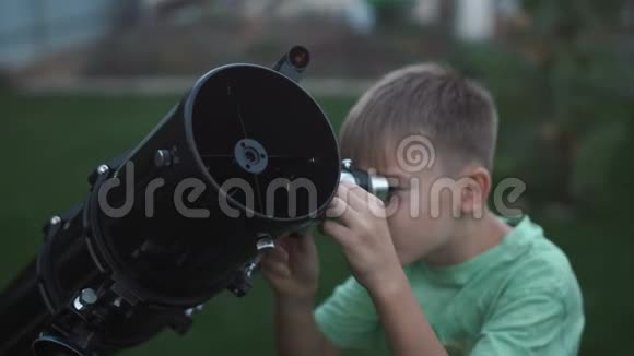 孩子用望远镜视频的预览图
