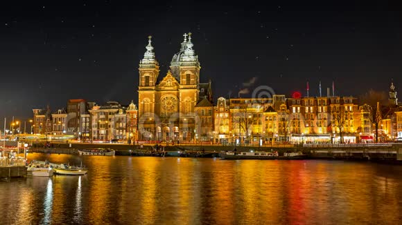 阿姆斯特丹的城市风景荷兰的圣尼克拉亚斯教堂夜间开放视频的预览图