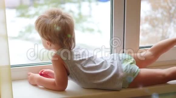 那孩子凝视着窗外视频的预览图