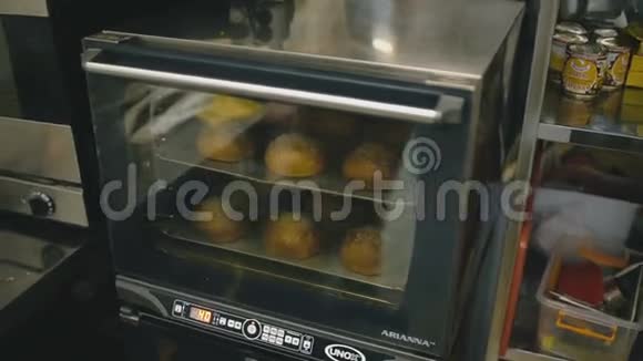 烤箱里的面包特写视频的预览图