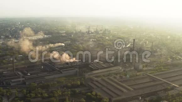 城市的天际线城市植物管道的烟雾视频的预览图