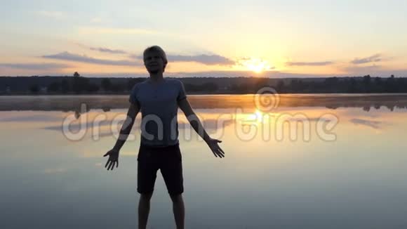 阿蒂曼把手放在一边看着落在邋遢的夕阳视频的预览图