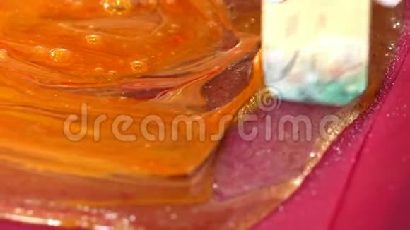 糖果者混合焦糖和染料彩色焦糖的Iznotovleniye视频的预览图