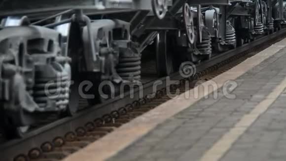 火车的车轮记录在中间计划中视频的预览图