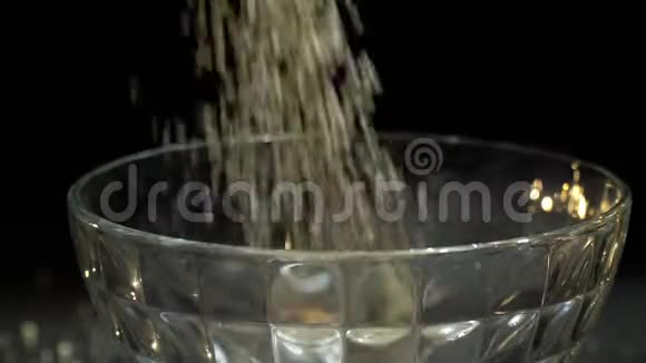 大麦粥倒在玻璃碗里视频的预览图