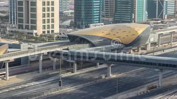 在Jumeirah湖附近的地铁站鸟瞰摩天大楼随着交通在谢赫扎耶德路上的流逝视频的预览图