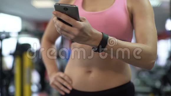 女性在运动后检查其健身活动数据视频的预览图