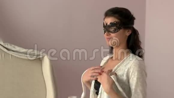 戴花边面具的女人视频的预览图