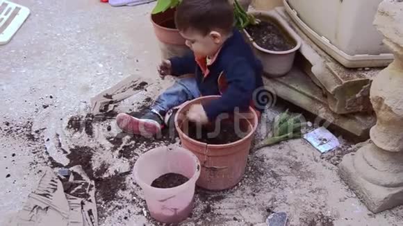 一个半岁的小男孩玩土视频的预览图